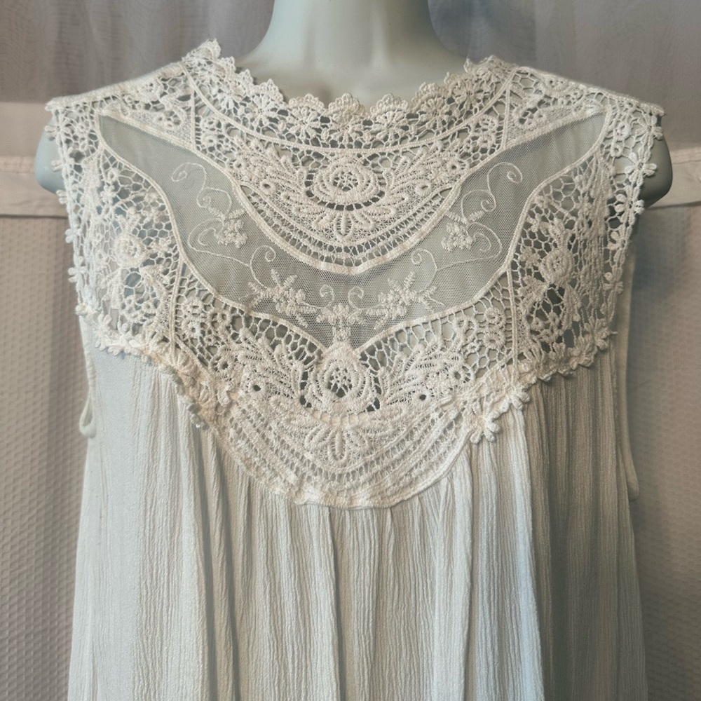 Gorgeous ivory gauze like sleeveless blouse.